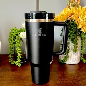 BNIB Stanley 2.0 40oz - black